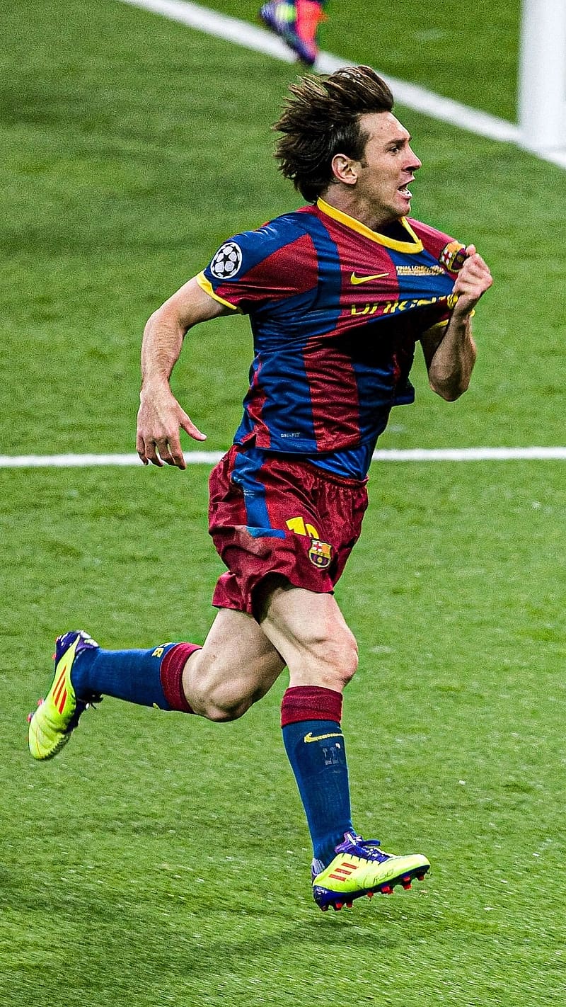 Messi Running On Ground, messi , running on ground, footballer, sports, HD phone wallpaper