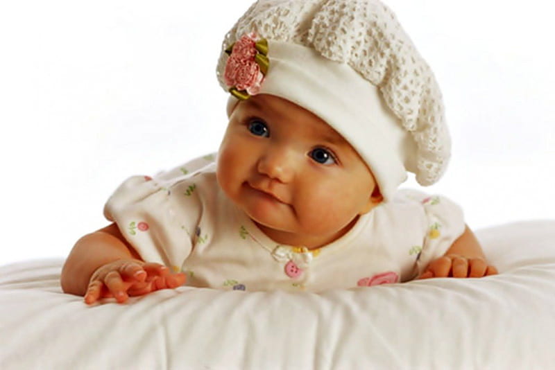 Em bé dễ thương, mũ trắng, đáng yêu, đáng yêu, dễ thương, HD...: Những bức ảnh về em bé dễ thương sẽ khiến bạn yêu đời hơn, khi chúng ta được chứng kiến những hình ảnh tuyệt vời về những thiên thần nhỏ bé. Hãy cùng xem qua những bức ảnh được chụp chất lượng cao về em bé đáng yêu này và cảm nhận tình yêu và sự dịu dàng mà chúng mang đến.