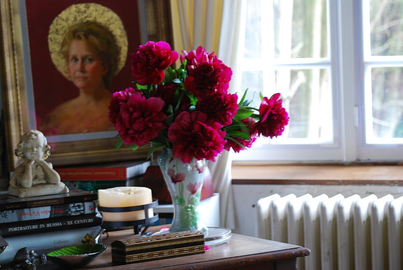 Fresh Peonies, red, trinkets, home, vase, radiator, peonies, deskbooks, HD wallpaper