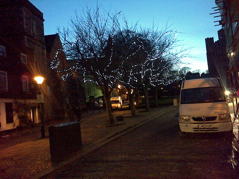 Nortgate, Rochester lit up at dusk, northgate, up, lit, rochester, HD wallpaper
