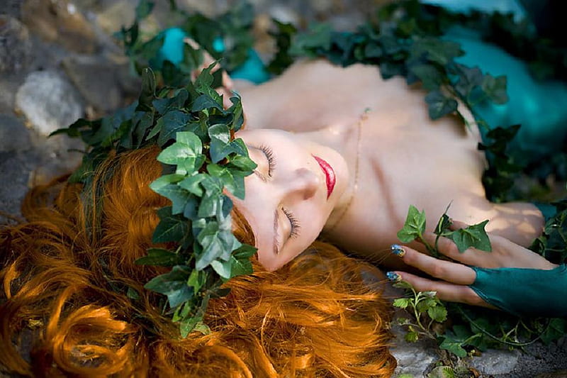 poison ivy, leaves, graphy, lovely, girl, plants, laying, HD wallpaper