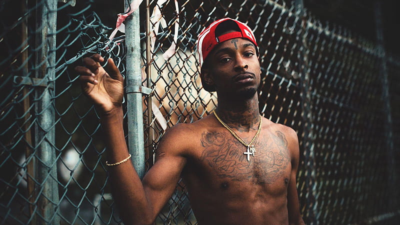 21 Savage Is Wearing Chains On Neck And Red Cap Having Tattoos Standing In Front Of Chain Link Fence 21 Savage, HD wallpaper