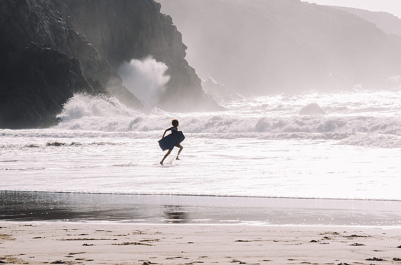 Silueta de persona que lleva bodyboard en la orilla del mar, Fondo de  pantalla HD | Peakpx