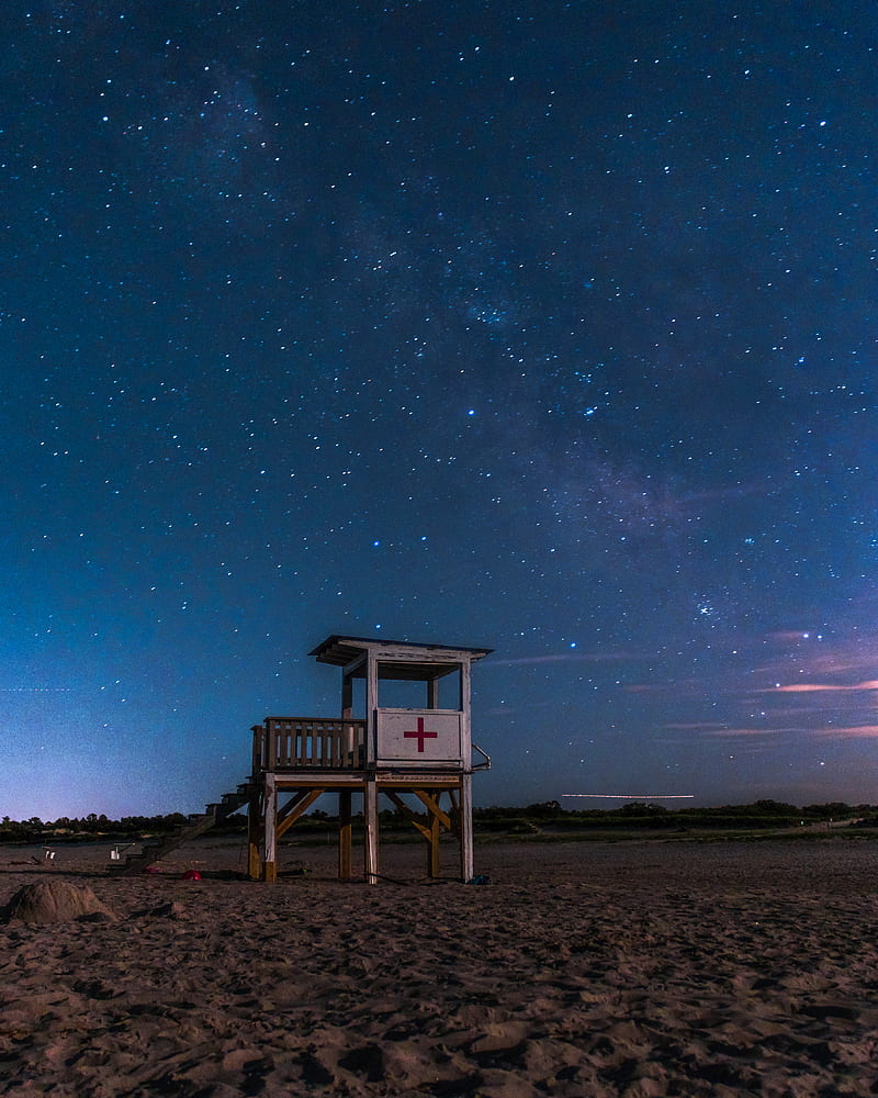 white lifeguard shed on beach under starry sky, HD phone wallpaper