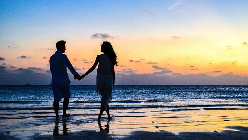 La pareja está caminando sobre la arena de la playa en la silueta de par,  Fondo de pantalla HD | Peakpx