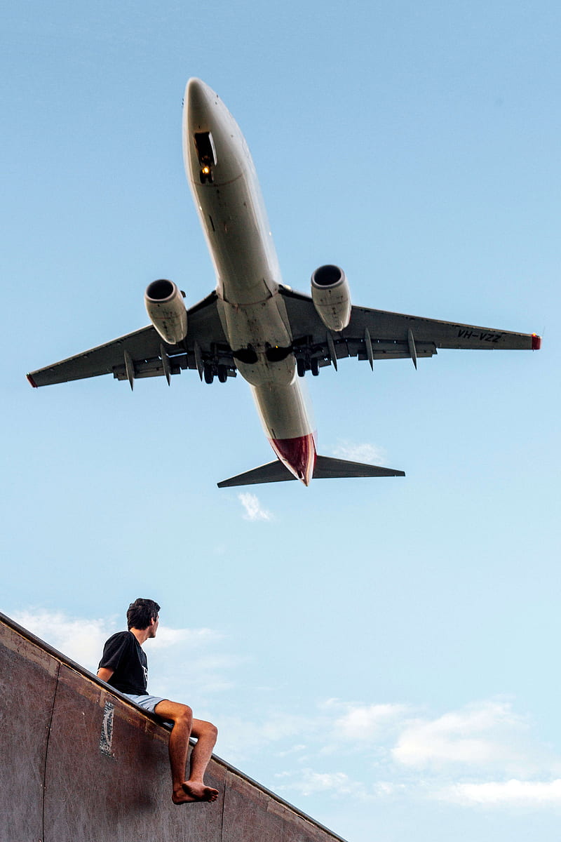 low angle graphy of man wearing black shirt under white and gray airplane, HD phone wallpaper