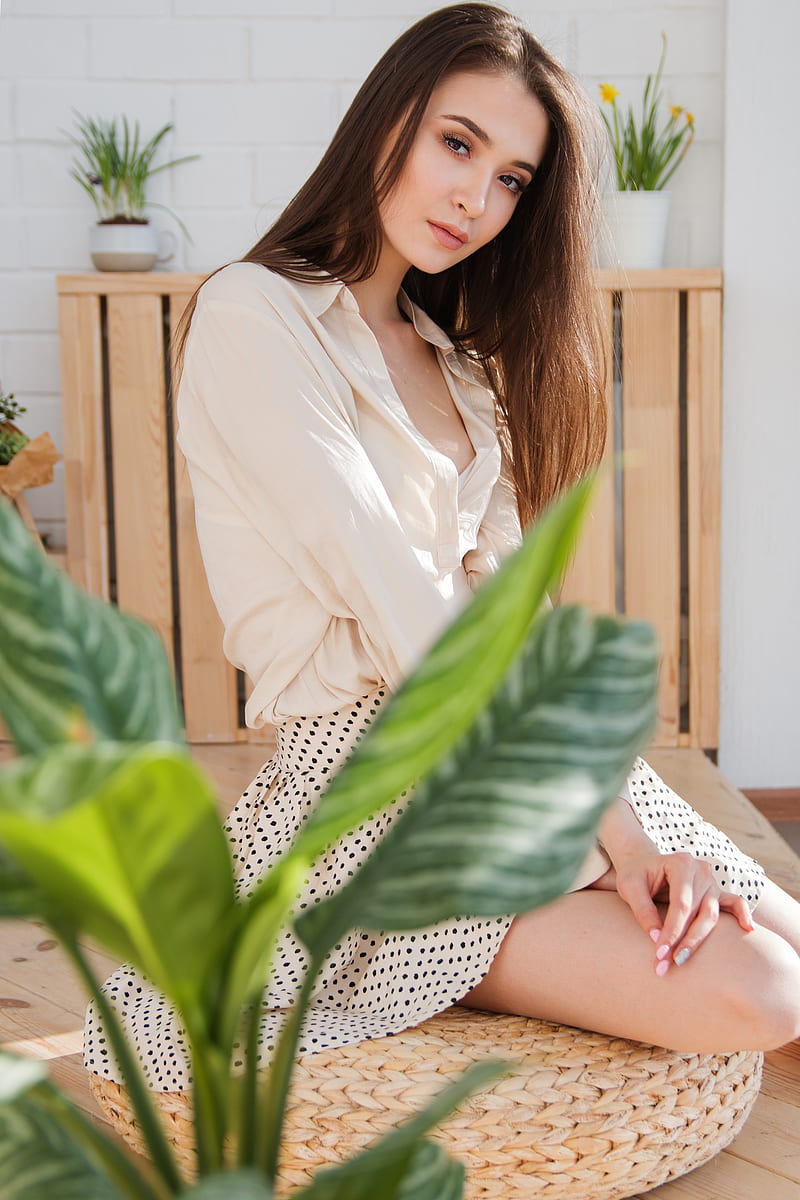 Woman Sitting on Brown Woven Chair, HD phone wallpaper