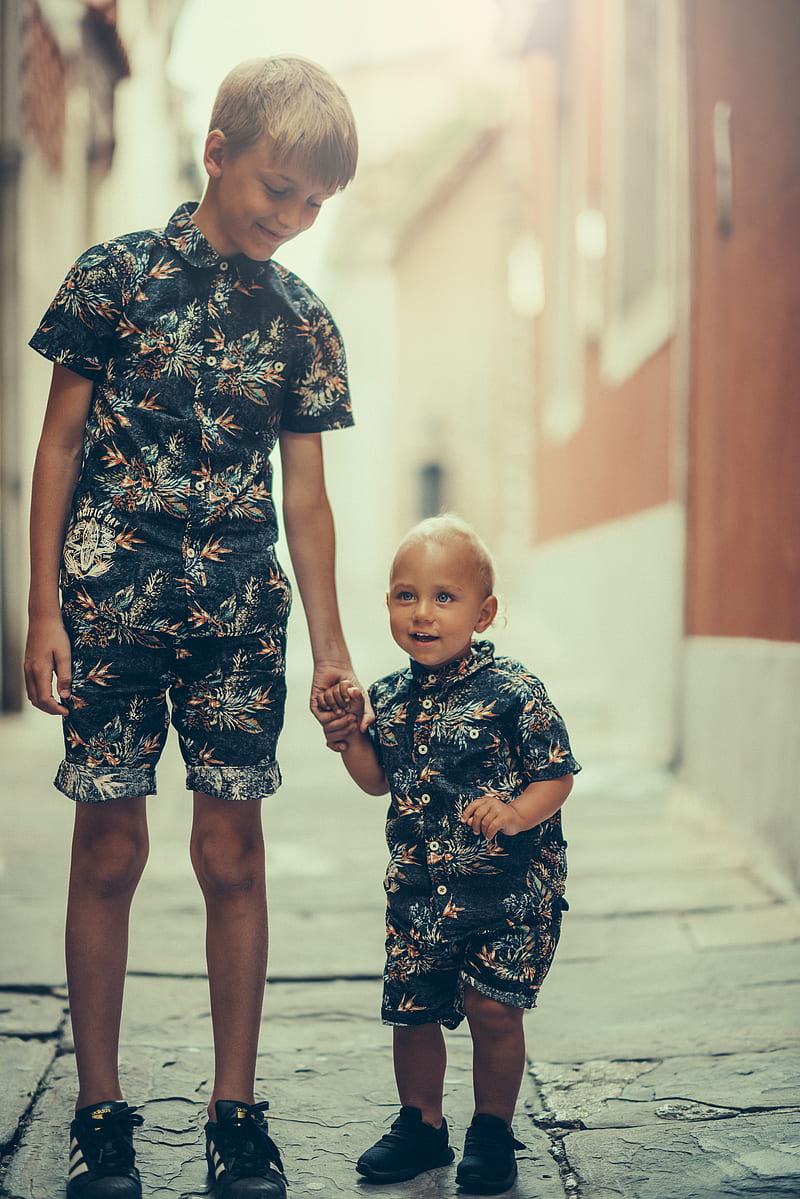 matching pair of boy's black and gray floral collared shirt and shorts standing on gray concrete area, HD phone wallpaper