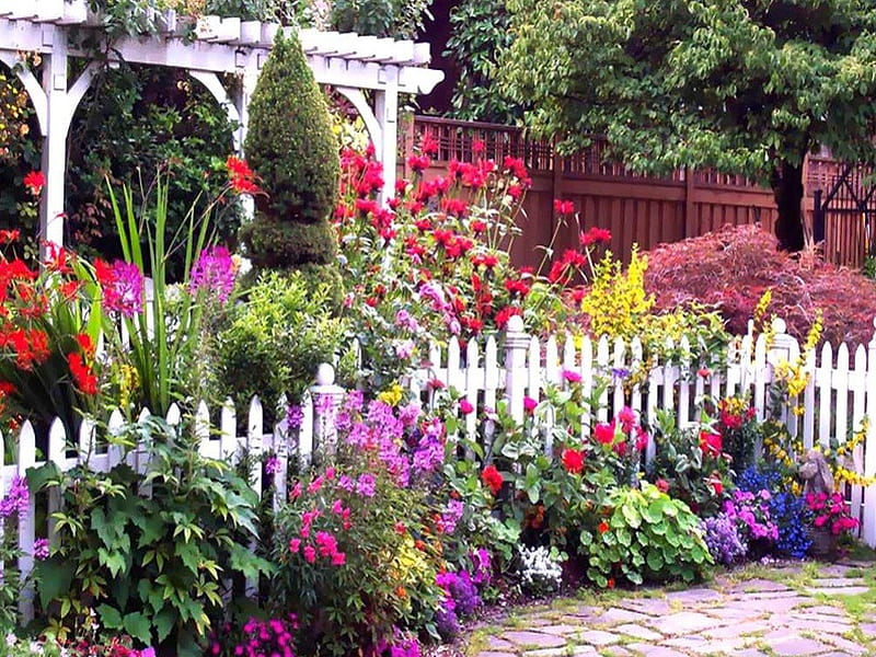 Lovely Garden, colorful, house, bloom, cheerful, home, spring, pivket fence, summer, garden, HD wallpaper
