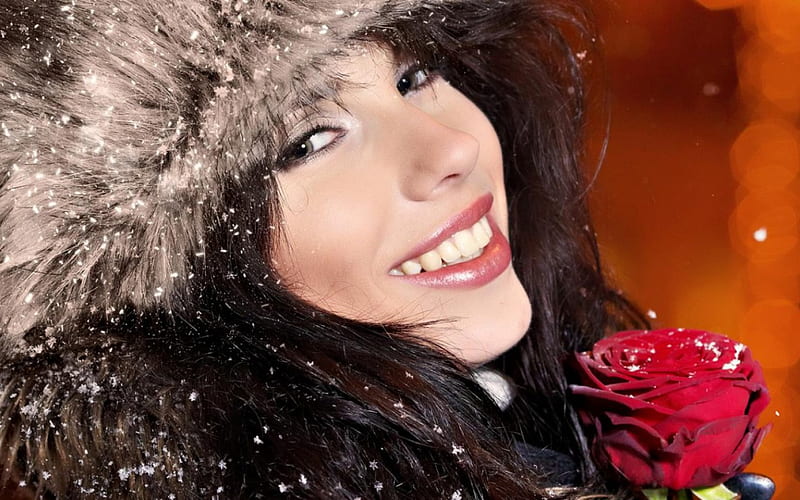 Woman Smile, christmas, snow, rose, flower, smile, new year, hat brunette, woman, HD wallpaper