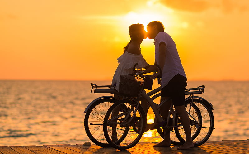 Love Kiss Ultra, Love, Ocean, Summer, Sunshine, Water, Couple, Romance, Kiss, Bikes, Bicycles, HD wallpaper