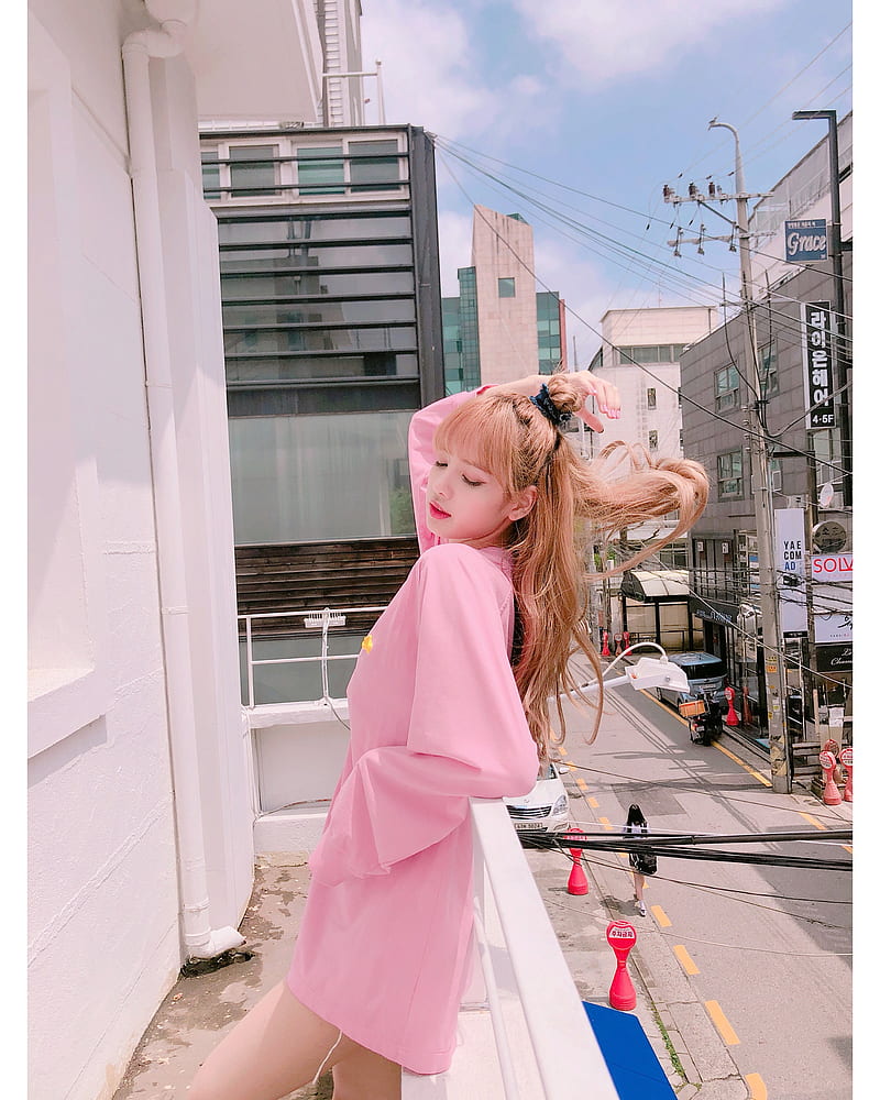 Lisa (BLACKPINK), blonde, pink coat, city, BLACKPINK, HD phone wallpaper