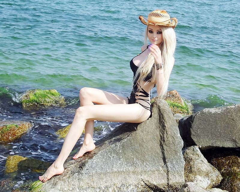 Valeria Lukyanova bikini cowgirl, sea, blonde, bikini, jewelry, sittting on rock, hat, black swim suit, beach, HD wallpaper