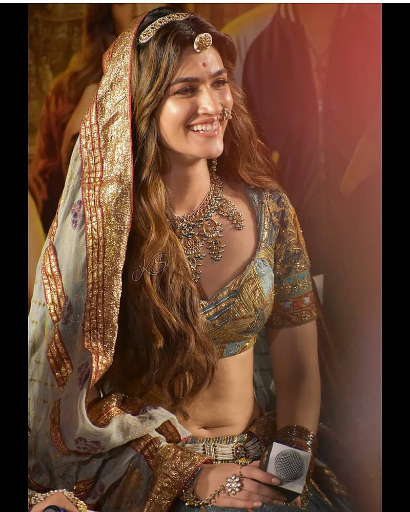 Kriti Sanon, actress, bonito, bollywood, housefull 4, indian beauty, milky body, navel, traditional, HD phone wallpaper