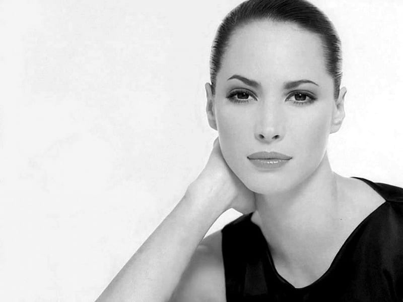 Christy Turlington - delicate, sensual, pretty, chic, charm, black and white, bonito, woman, elegant, graphy, nice, supermodel, famous, beauty, face, celebrity, tempting, christy turlington, delicate, sexy, lips, 90s, brunette, classy, bw, eyes, fashion, HD wallpaper