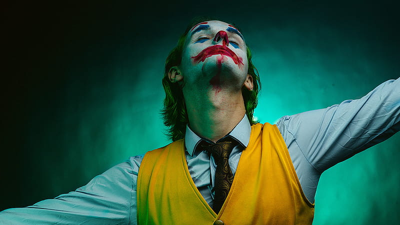 Joaquin Phoenix Joker Wearing Blue Shirt And Yellow Vise Coat With Green And Black Background Joker, HD wallpaper