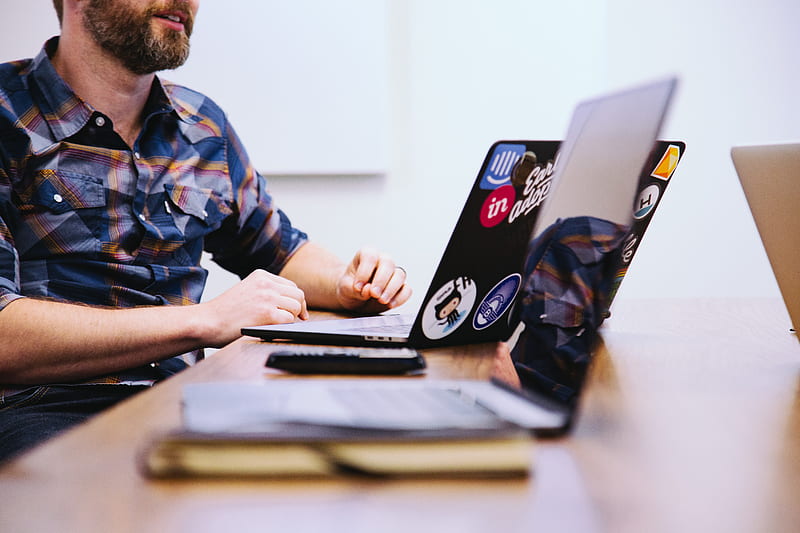 man sitting in front of laptop, HD wallpaper