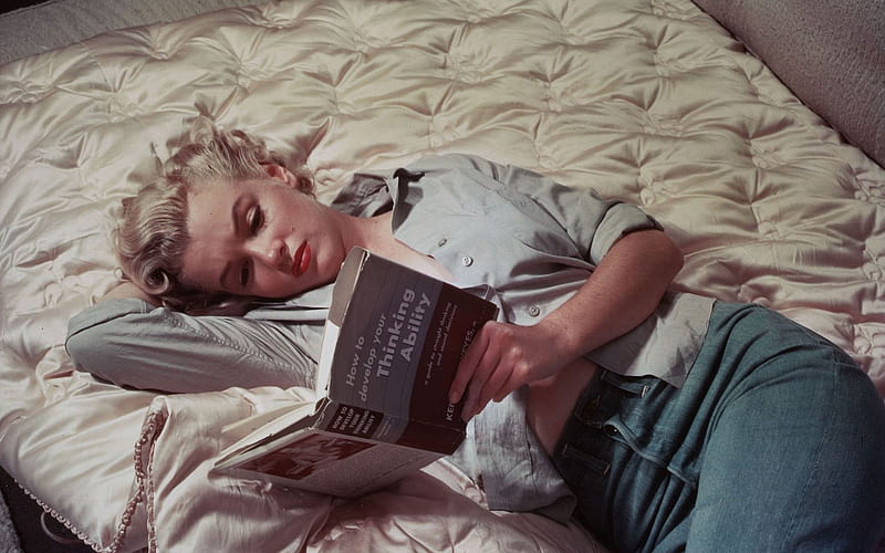 Marilyn Monroe, reading, actress, book, blonde, read, woman, bed, HD wallpaper