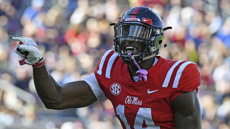 Metcalf Is Showing Hand Sign Wearing Red Sports Dress And Blue Helmet In Blur Audience Background DK Metcalf, HD wallpaper