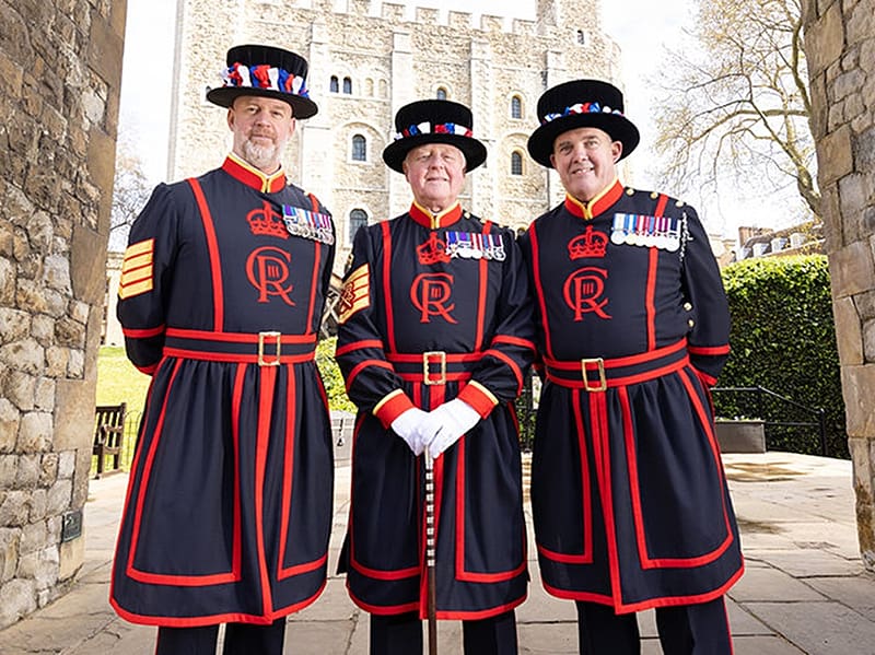 Yeoman Warders, new cypher, new uniform, personal guard, three of 32 men and women, HD wallpaper