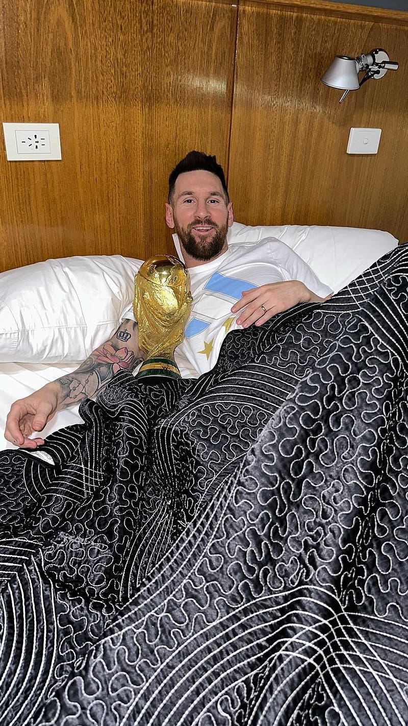 Messi Sleeping With Fifa World Cup, messi , fifa world cup, sports, footballer, HD phone wallpaper