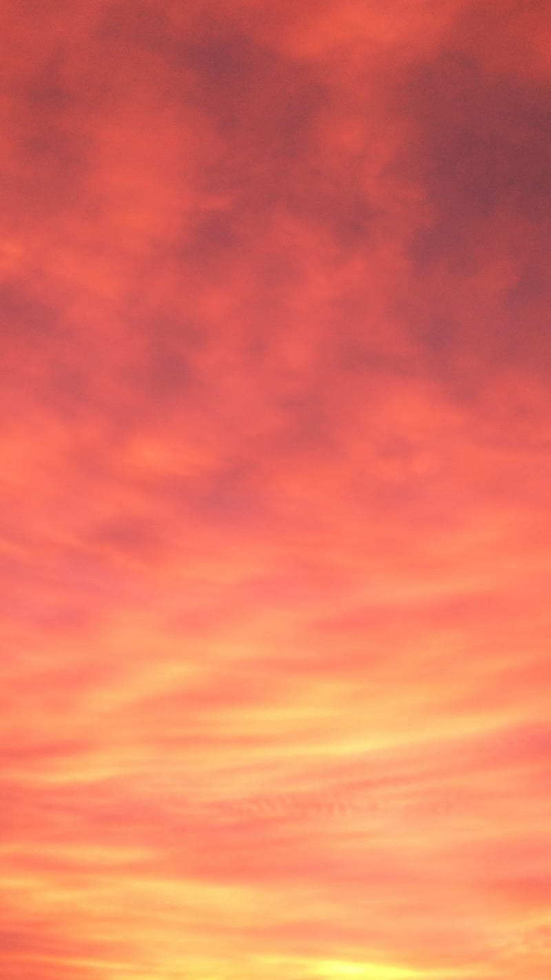Đây là những bức hình nền trời đỏ đậm chất hoàng hôn. Màu sắc chuyển dịu theo từng giây, những dải mây khiến cho bầu trời trở nên sống động hơn. Trong một khoảnh khắc, bạn sẽ được chìm đắm trong cảm giác tuyệt vời của thiên nhiên.
