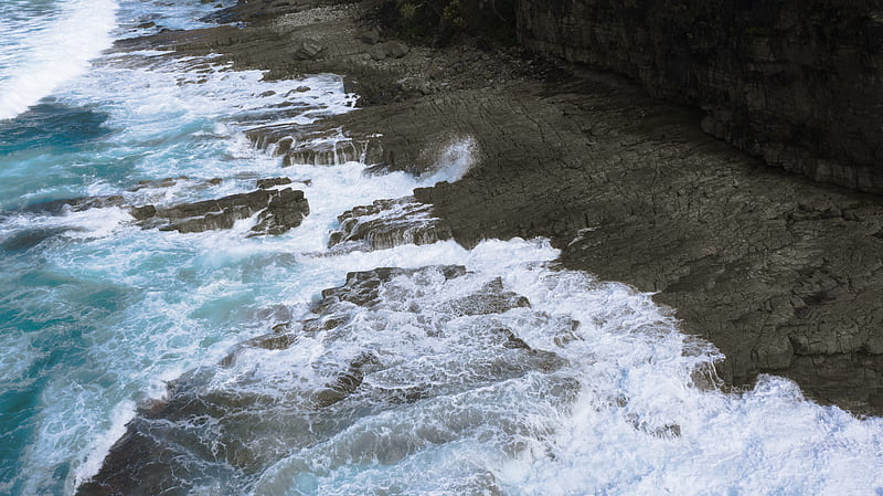 seashore rocks crashing on shore, HD wallpaper