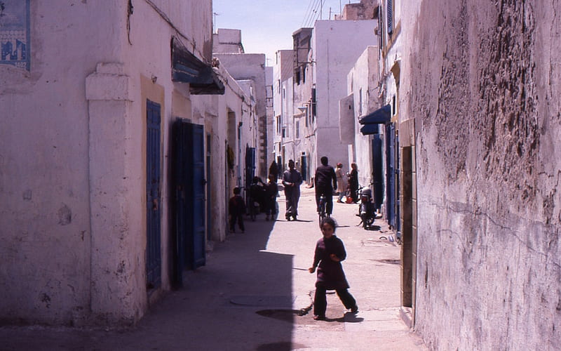 Street of Essaouira in Morocco, beautiful kid, morocco, graphy, nice, city, people, street, amazing, life, maroc, cool, essaouira, great, looking, HD wallpaper