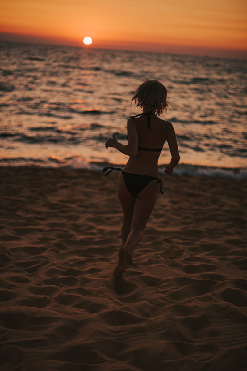 Woman in Black Bikini Walking on Beach, HD phone wallpaper