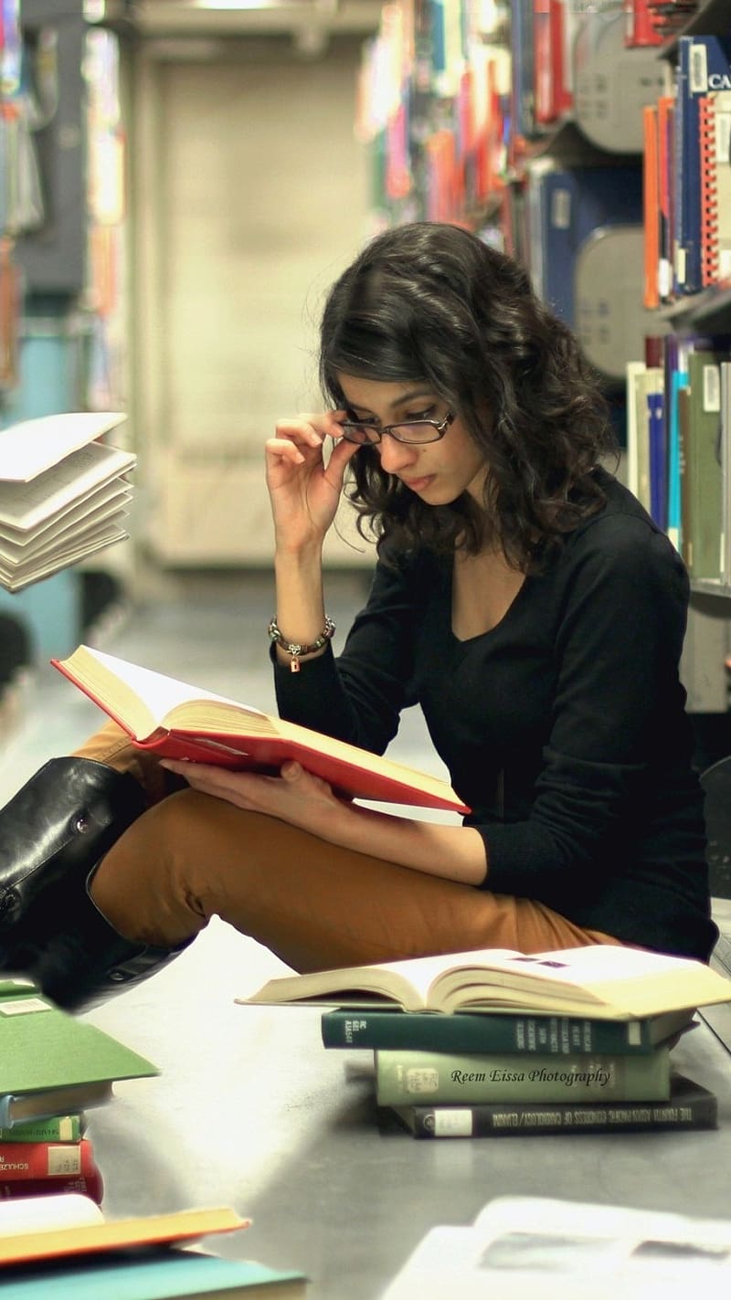 A Girl Study in Library, study, library, scattered book, HD phone wallpaper