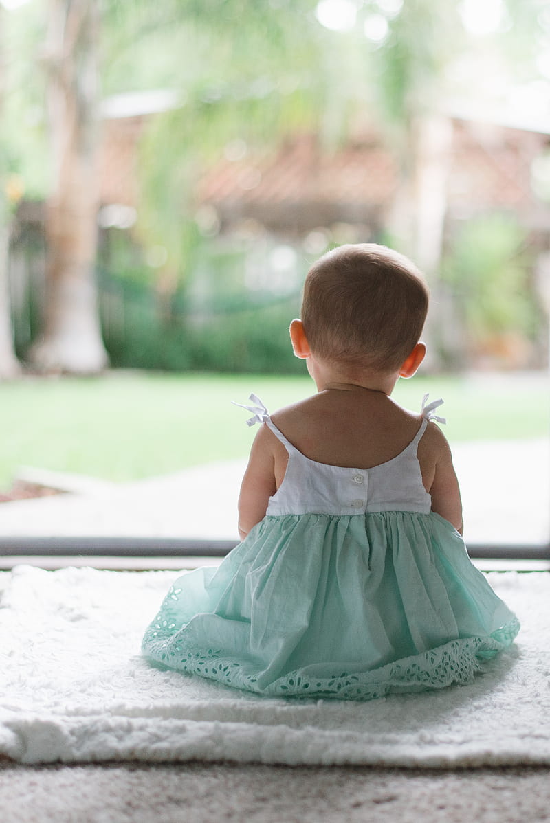 selective focus of toddler wearing sleeveless dress sitting on floor, HD phone wallpaper