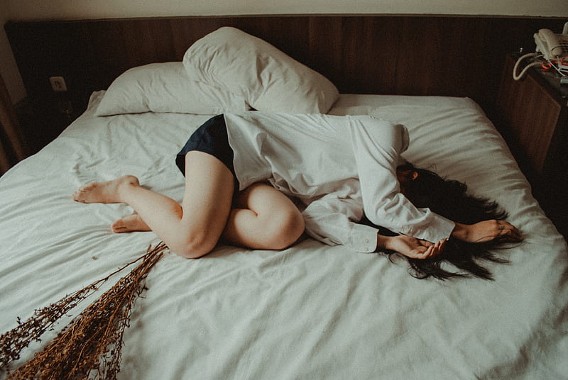 woman lying on bed, HD wallpaper