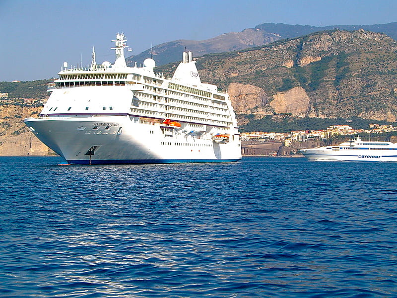Cruise Ship Amalfi Coast Italy, cruise, holidays, ocean, sunny, sea, boats, amalfi, ship, mountains, passenger liner, italy, coast, blue, HD wallpaper