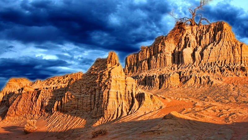 the desert of mungo national park in australia r, tree, desert, monuments, sandstone, r, clouds, HD wallpaper