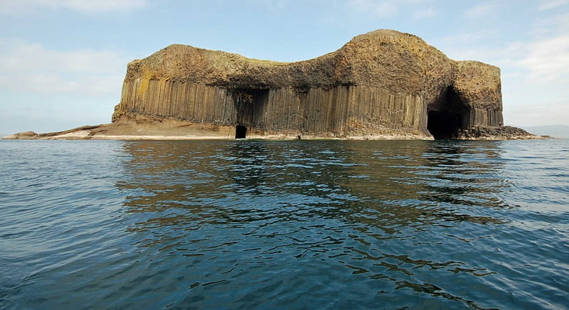 Fingals Sea Cave, Formed primarily by the action of the sea, Littoral cave, Formed in columnar basalt, Spacious cave about 70 metres long, Isle of Staffa, HD wallpaper
