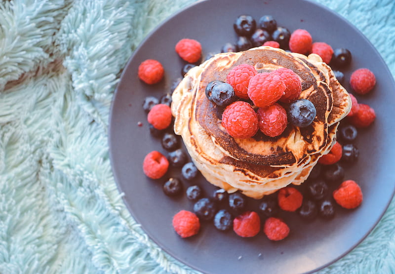 Pancakes with blueberries and raspberries on gray plate, HD wallpaper