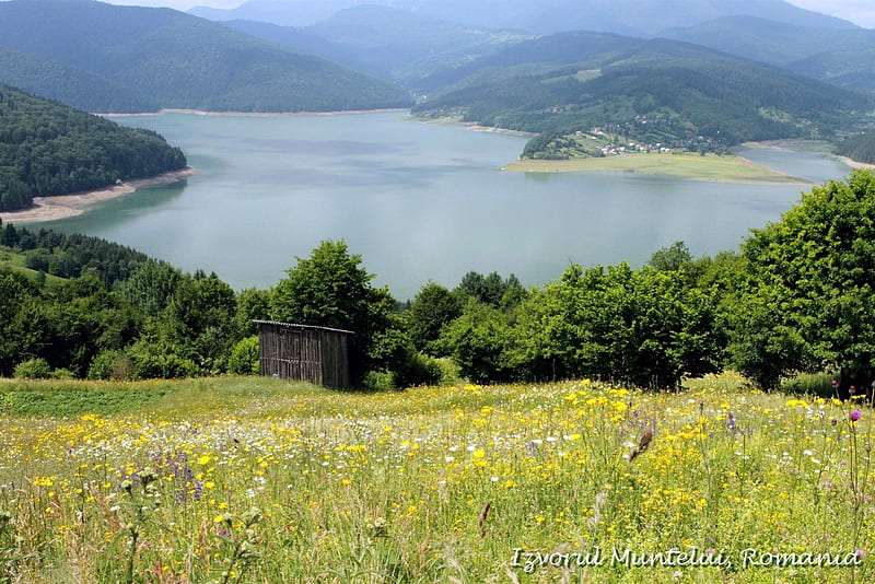Beautiful lake in the Carpathian mountains Romania Eastern Europe, lakes, carpathian mountains, eastern europe, romanians, scenery, HD wallpaper