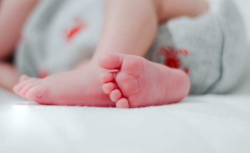 baby wearing white diaper showing foot, HD wallpaper