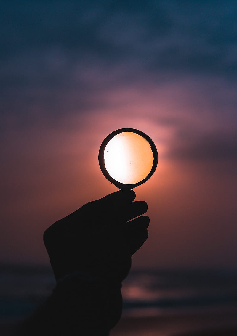 person holding magnifying glass, HD phone wallpaper