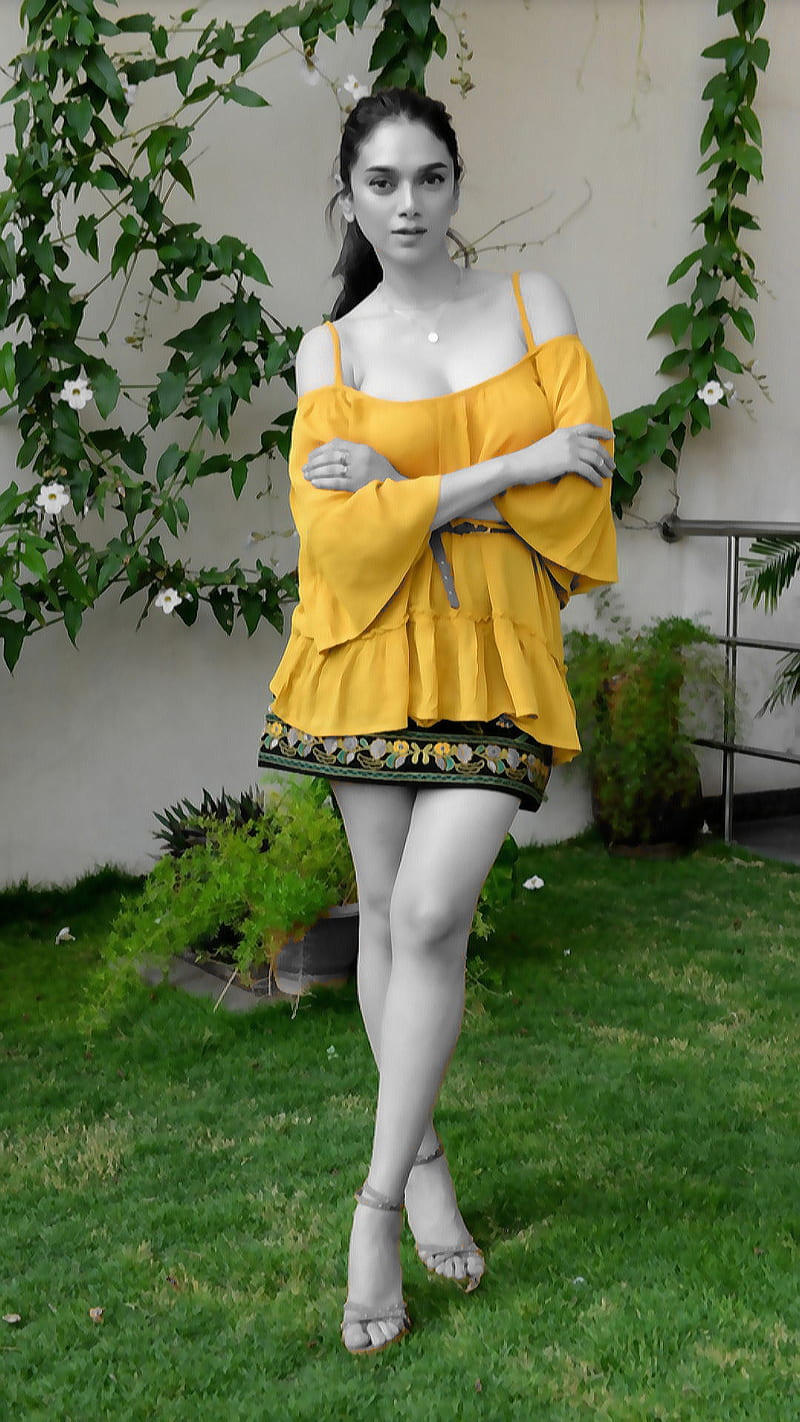 Aditi Rao, backyard, bonito, beauty, bollywood, celebrity, gorgeous, lovely, skirt, yellow, HD phone wallpaper