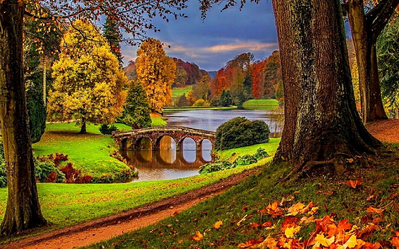 Garden with Lakeside Walk in Wiltshire, UK, autumn, lakeside, leaves,  bridge, HD wallpaper | Peakpx