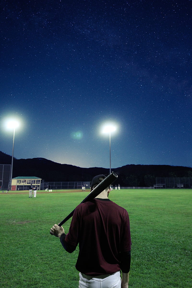man holding baseball bat on green field, HD phone wallpaper