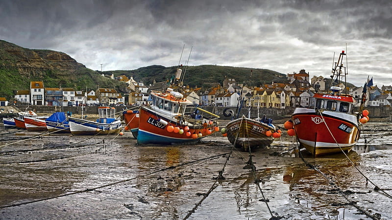 boats at low tide in a seaside british town, boats, mountains, town, mud, clouds, low tide, HD wallpaper