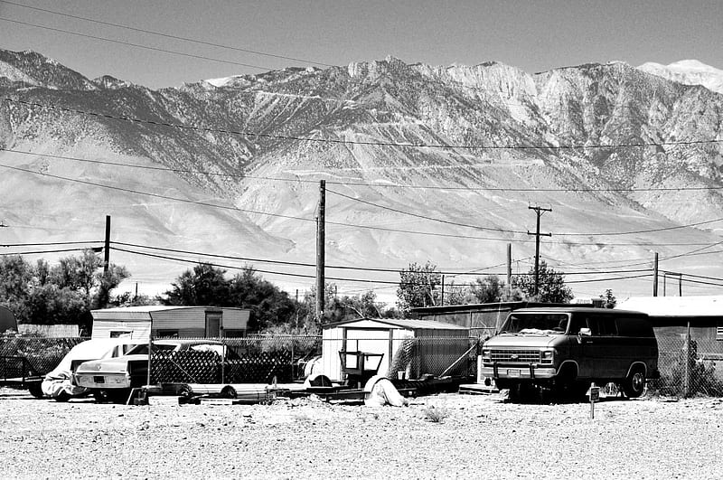 Small desert town, nevada, desert, usa, mountains, van, desert town, black and white, trailer park, HD wallpaper