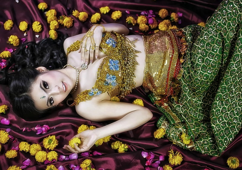 https://w0.peakpx.com/wallpaper/62/342/HD-wallpaper-beautiful-thai-model-glitter-yellow-woman-girl-green-thai-flower-beauty-pink.jpg