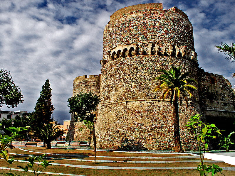 Aragones Castle, Calabria Italy, palmtree, round, tower, clouds, castle, sky, HD wallpaper