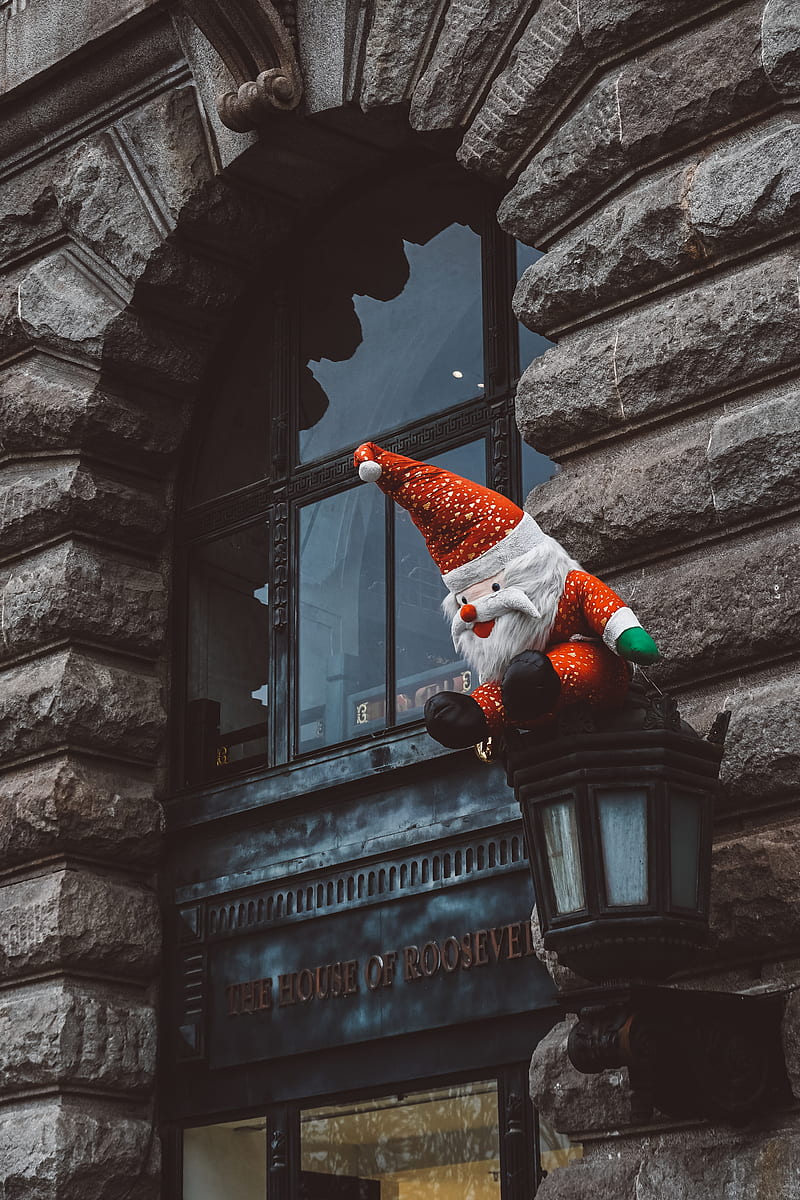 santa claus plush toy on wall sconce, HD phone wallpaper
