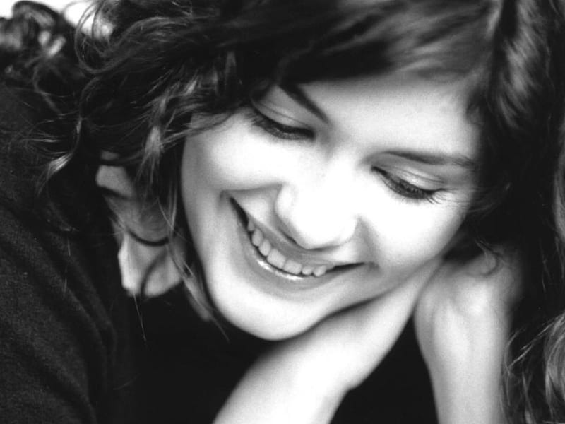 Audrey Tautou, bw, girl, hrdave, smile, earing, HD wallpaper