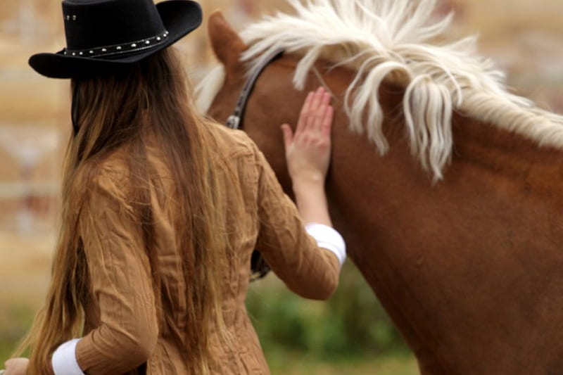 Cowgirl & Horse Walking, female, westerns, models, hats, ranch, fun, country, women, horses, farm, cowgirls, girls, fashion, style, HD wallpaper