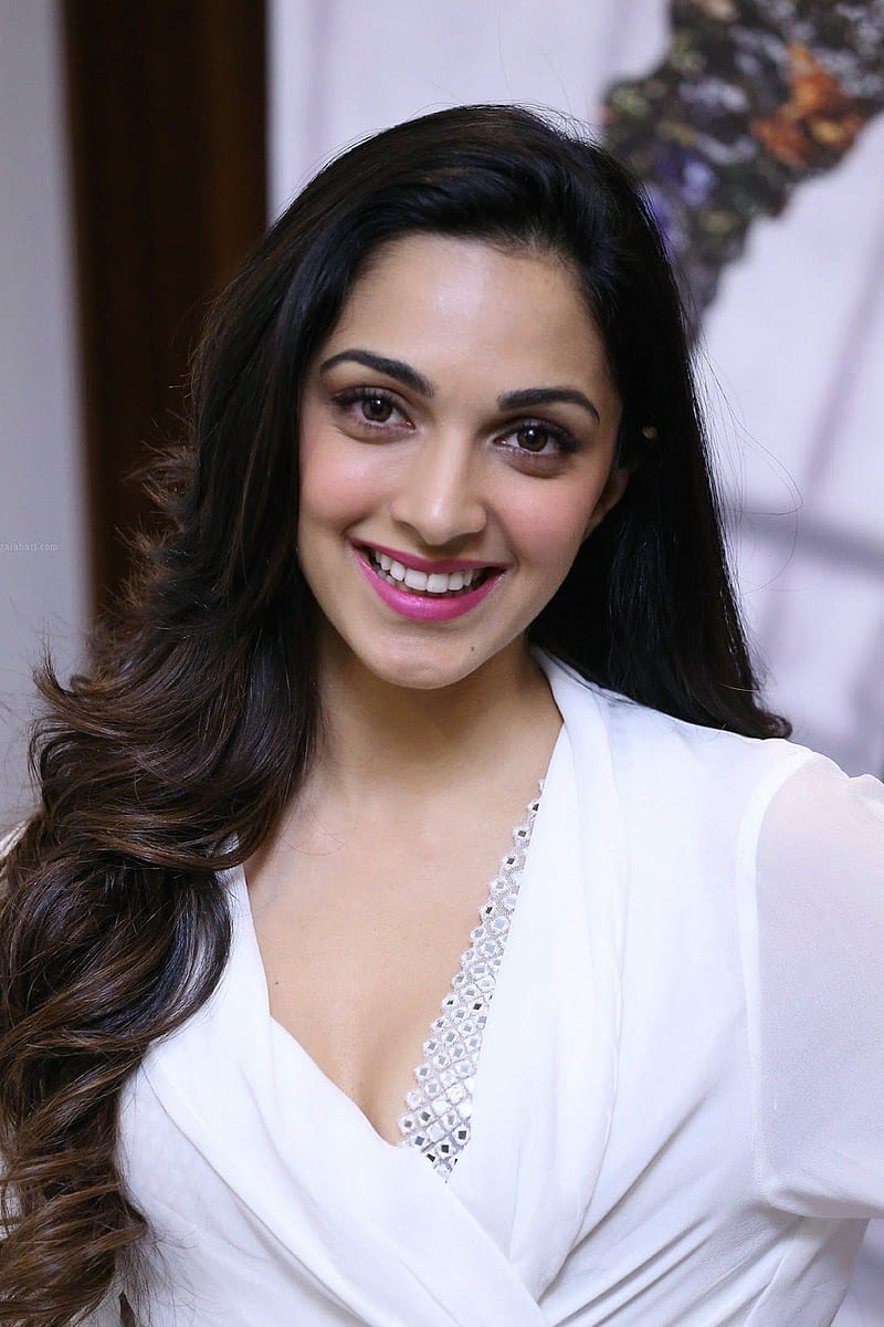 Kiara advani , actress, bollywood, smile, HD phone wallpaper